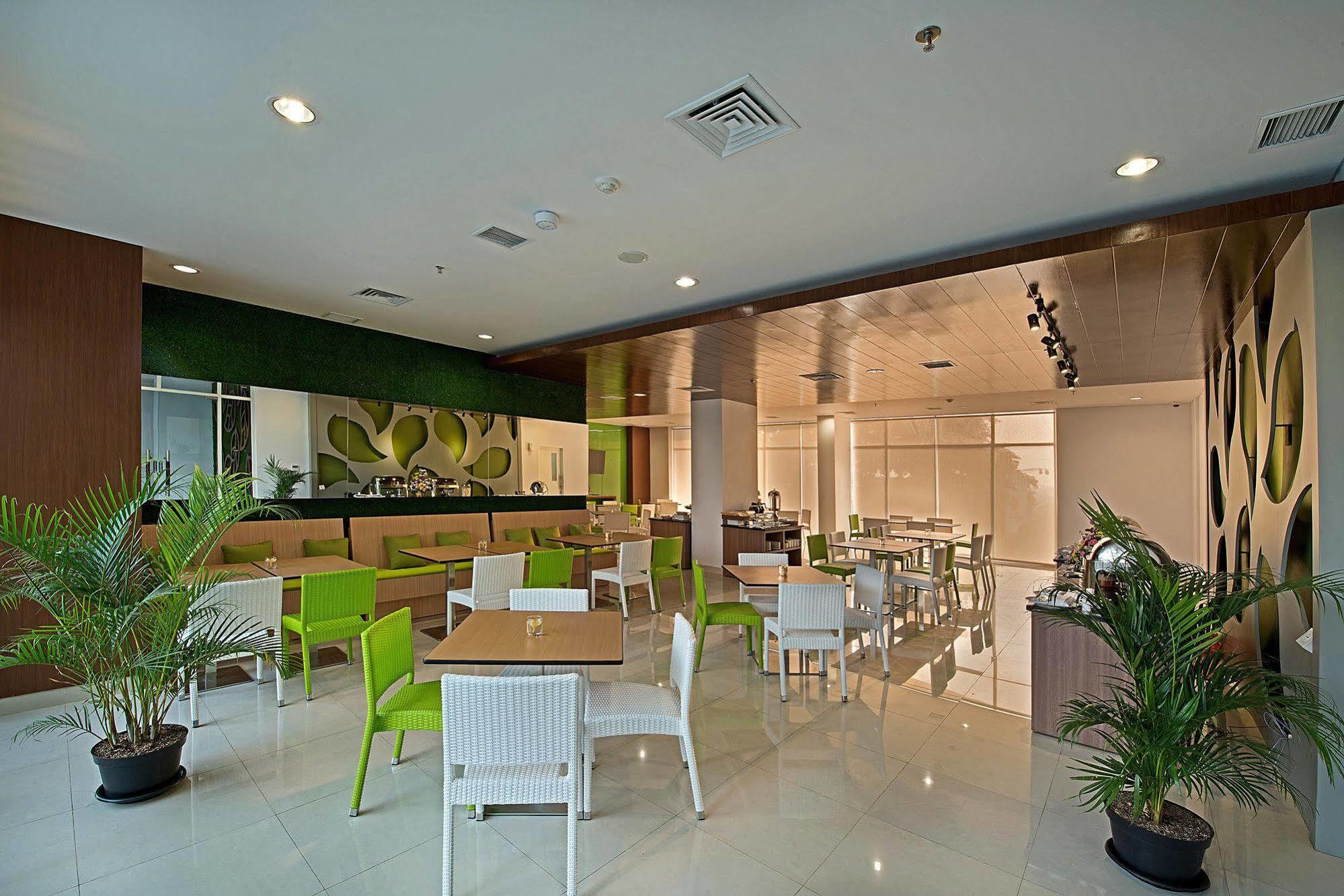 Whiz Prime Hotel Pajajaran Bogor Esterno foto
