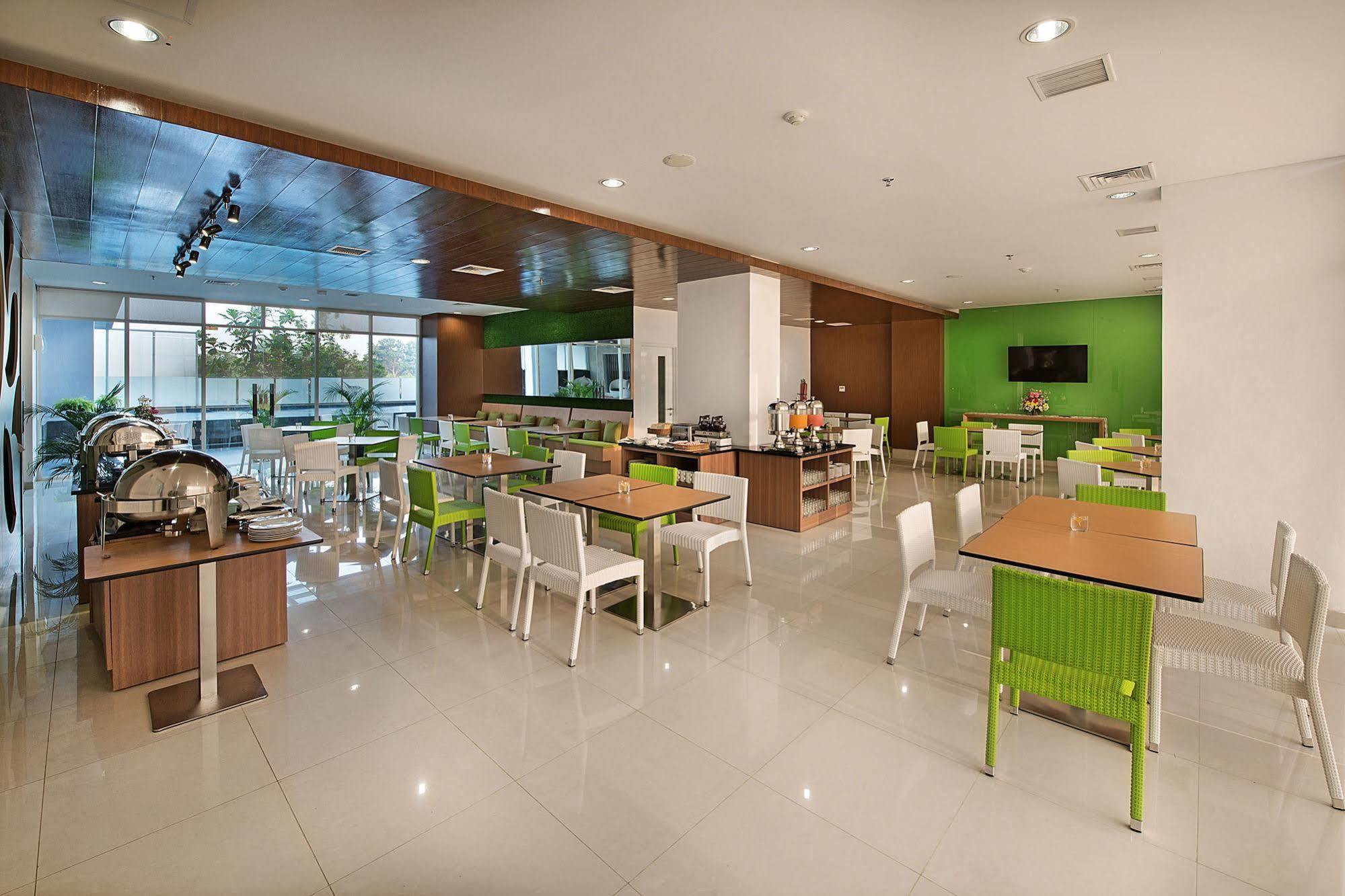 Whiz Prime Hotel Pajajaran Bogor Esterno foto