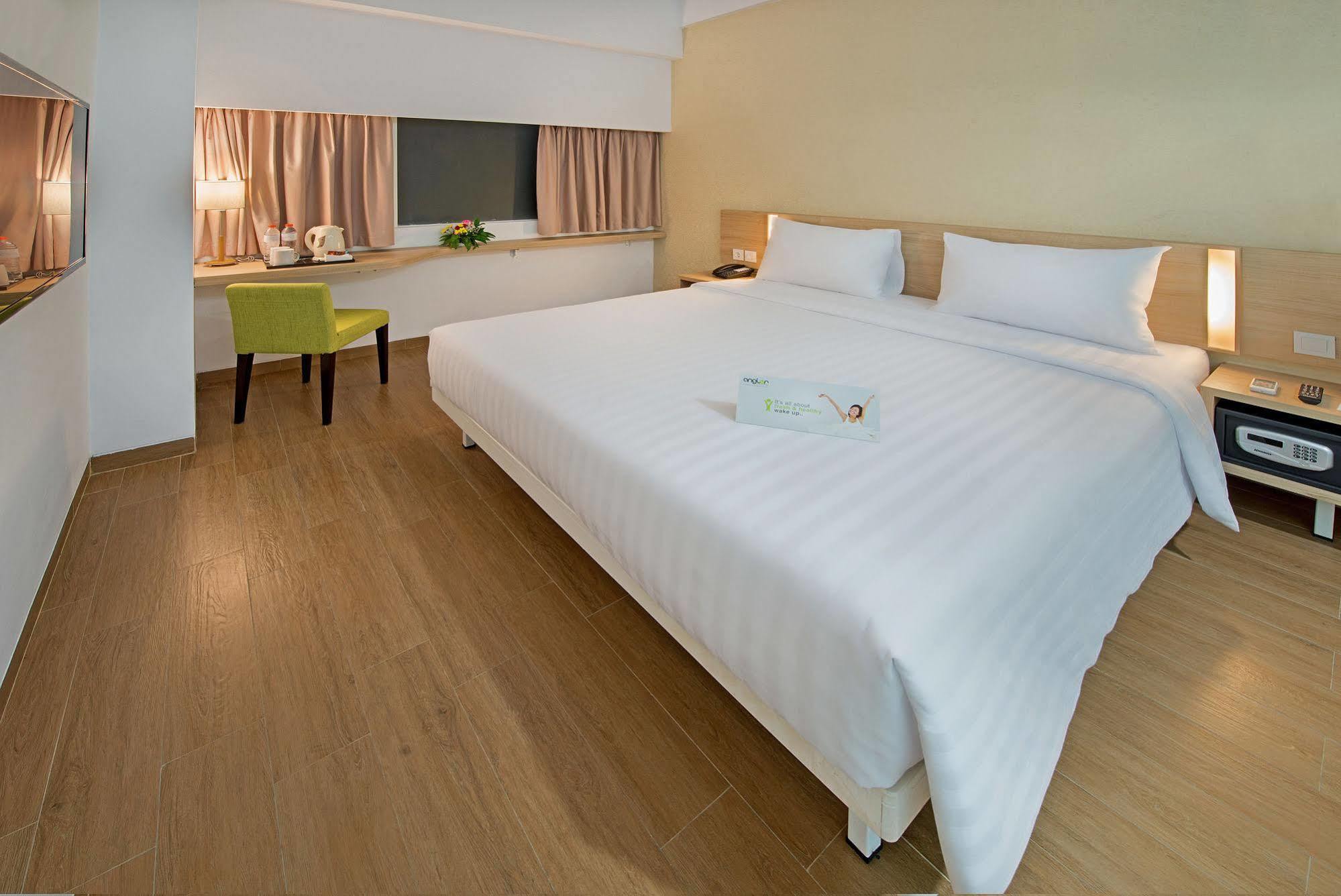 Whiz Prime Hotel Pajajaran Bogor Esterno foto