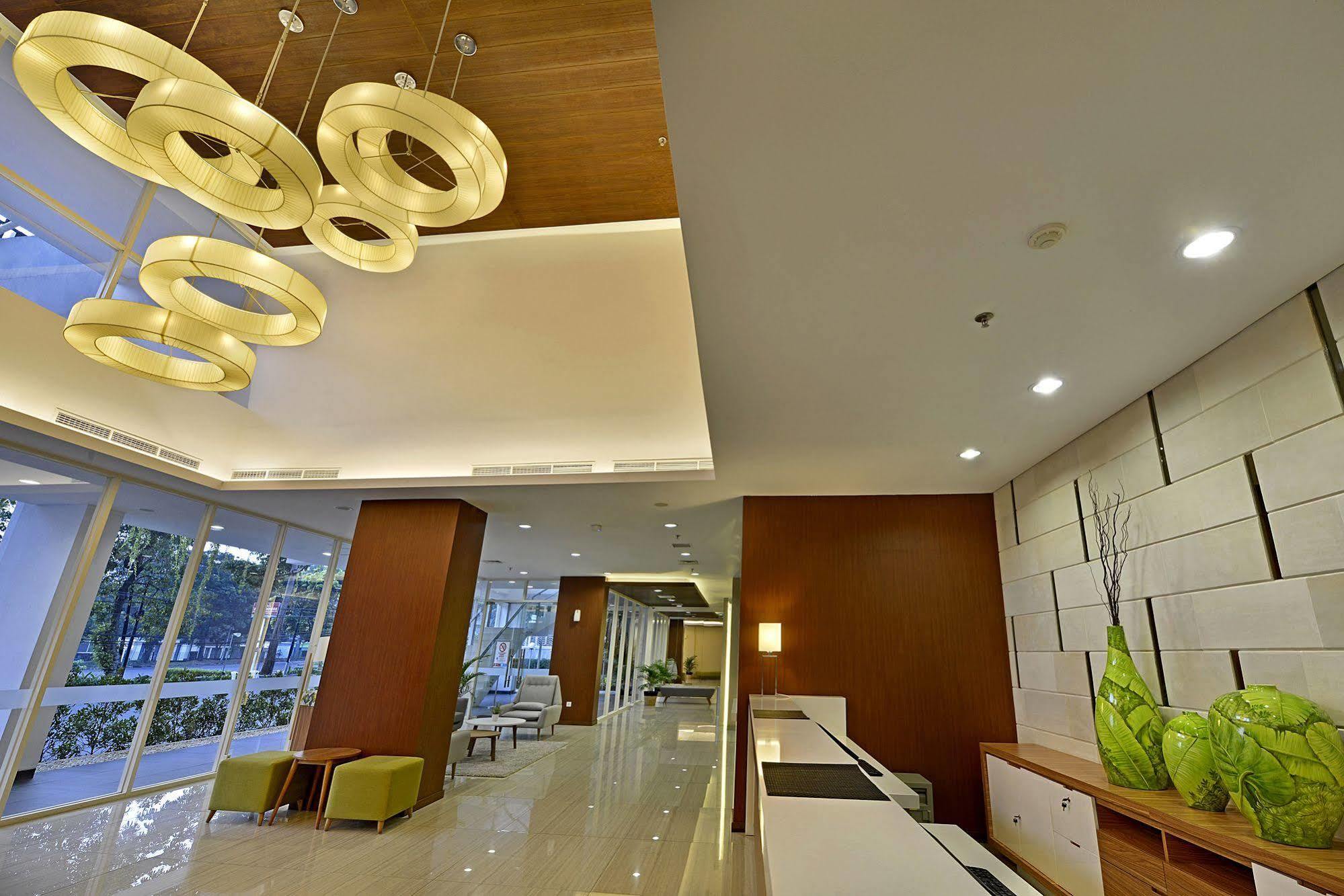Whiz Prime Hotel Pajajaran Bogor Esterno foto