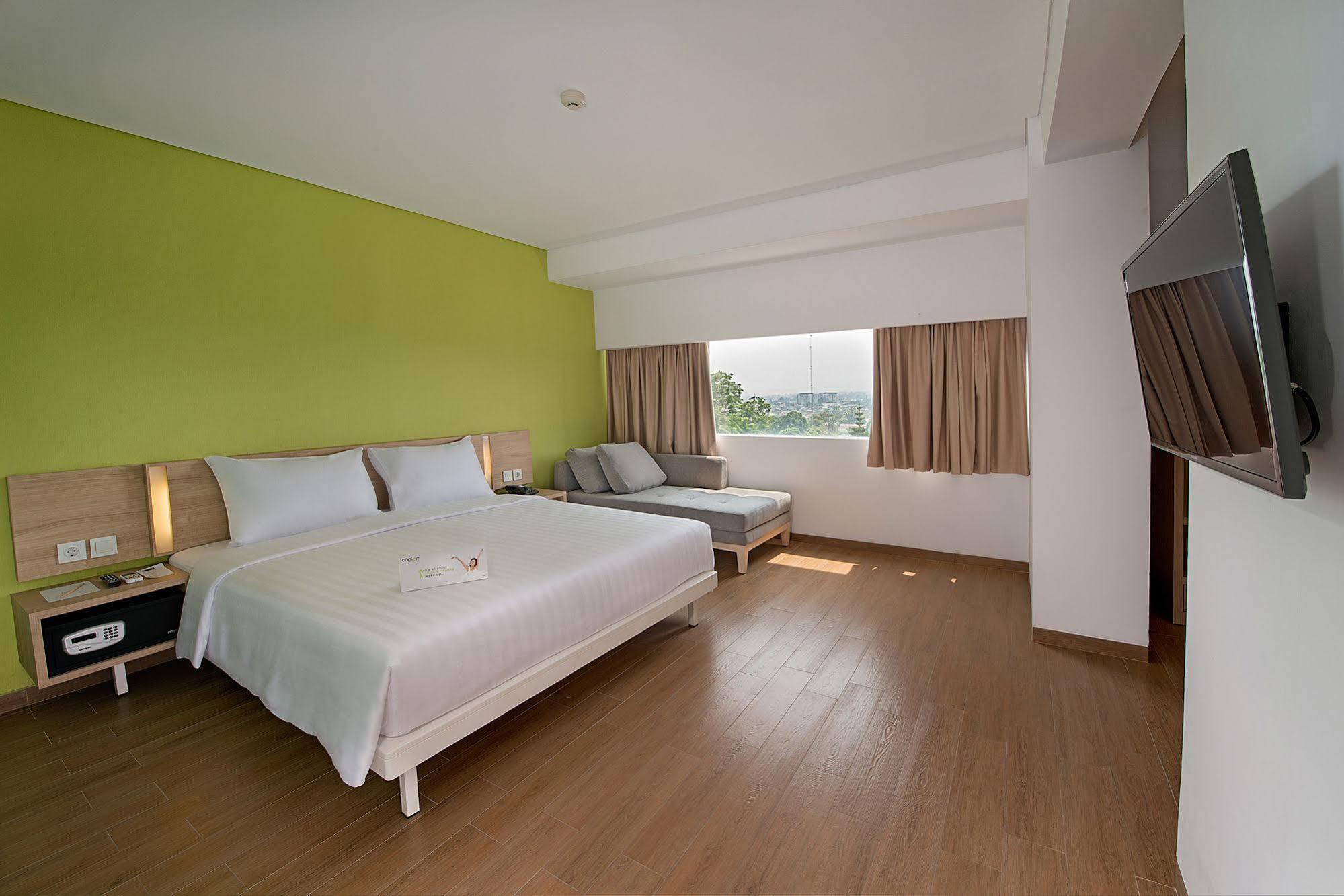 Whiz Prime Hotel Pajajaran Bogor Esterno foto