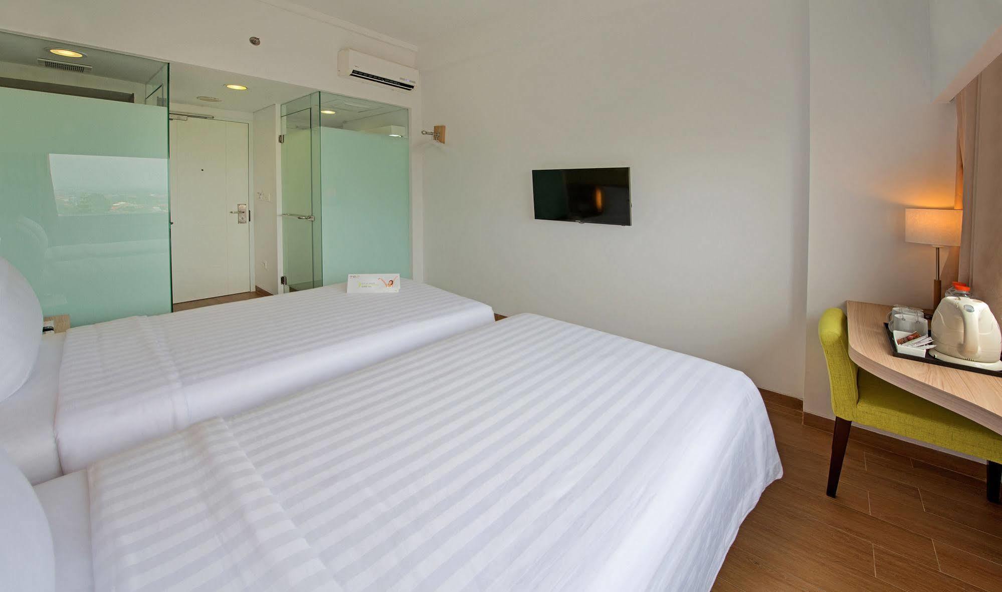 Whiz Prime Hotel Pajajaran Bogor Esterno foto